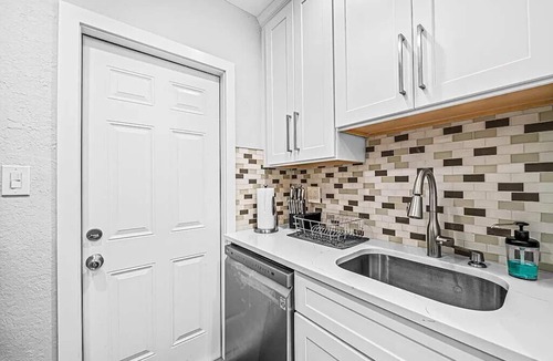 East Ocean Ave House | Charming 1-bedroom house near the sandy beaches