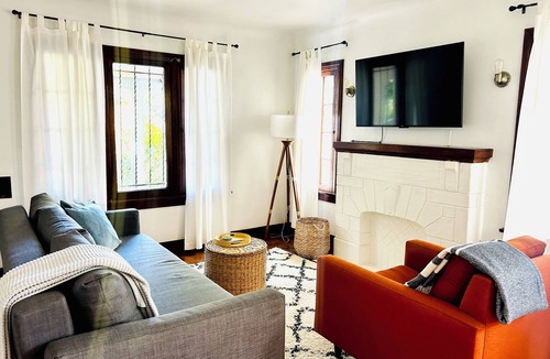 Mid City House | Charming 1-bedroom house in lovely Mid-City Los Angeles