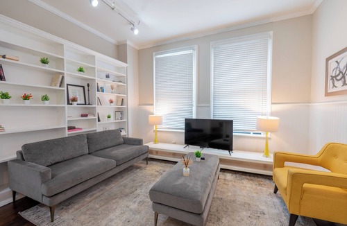 Albany Apartment | Charming 1BR Albany retreat w/parking & full kitchen, near MVP Arena, Washington Park & dining