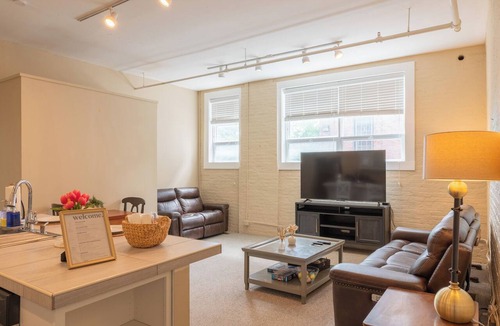 Albany Apartment | Charming 1BR Albany retreat w/parking & full kitchen, near MVP Arena, Washington Park & dining