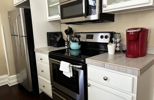Albany Apartment | Charming 1BR Albany retreat w/parking & full kitchen, near MVP Arena, Washington Park & dining