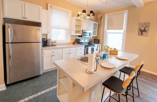 Albany Apartment | Charming 1BR Albany retreat w/parking & full kitchen, near MVP Arena, Washington Park & dining
