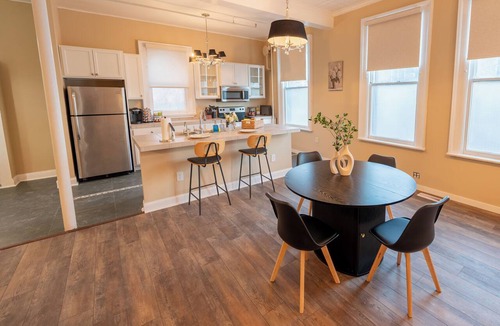 Albany Apartment | Charming 1BR Albany retreat w/parking & full kitchen, near MVP Arena, Washington Park & dining