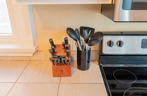 Albany Apartment | Charming 1BR Albany retreat w/parking & full kitchen, near MVP Arena, Washington Park & dining