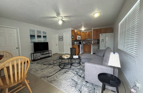 Lake Ridge Cottage | Charming 2-bedroom guest house in delightful Fort Lauderdale with WiFi, AC