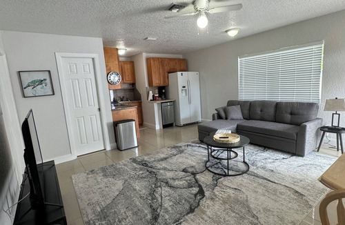 Lake Ridge Cottage | Charming 2-bedroom guest house in delightful Fort Lauderdale with WiFi, AC