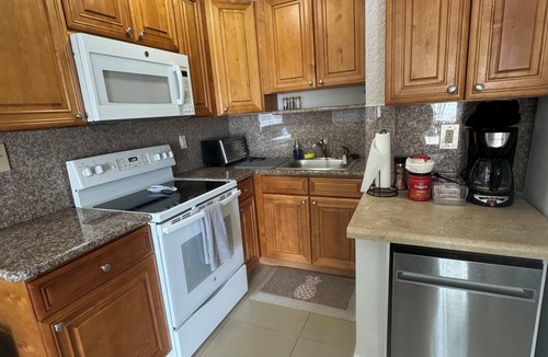 Lake Ridge Cottage | Charming 2-bedroom guest house in delightful Fort Lauderdale with WiFi, AC