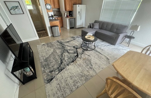 Lake Ridge Cottage | Charming 2-bedroom guest house in delightful Fort Lauderdale with WiFi, AC