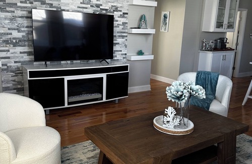 Issue Cottage | Charming 2-bedroom cottage w/Private yard 3 block From the Beach!