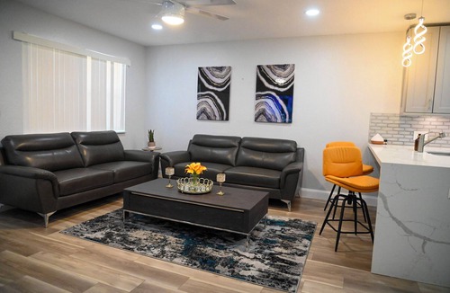 Hollywood House | Charming 2-bedroom 1bath house in Hollywood with AC, WiFi 2TV'S, patio and yard