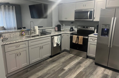 Portsmouth House | Charming 2 bedroom, 2 bath townhome located in Portsmouth, Simple and elegant!