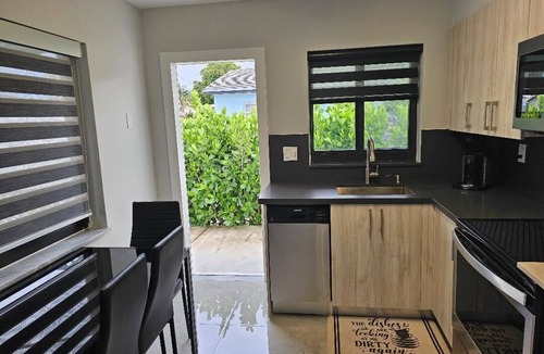 Royal Poinciana Apartment | Charming 2-bedroom apartment in terrific Hollywood with AC, WiFi