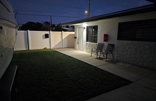 Royal Poinciana Apartment | Charming 2-bedroom apartment in terrific Hollywood with AC, WiFi