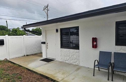 Royal Poinciana Apartment | Charming 2-bedroom apartment in terrific Hollywood with AC, WiFi