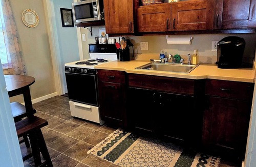 Greentown Cottage | Charming 2 bedroom cottage with AC WiFi in serene Lake Wallenpaupack view access
