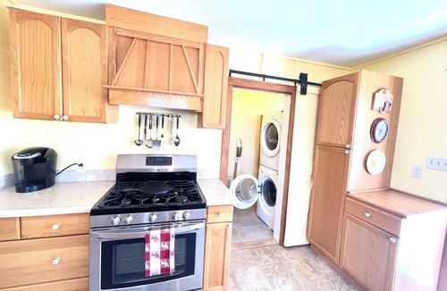 Northwest Harwich Cottage | Charming 2-bedroom cottage in fabulous Harwich with WiFi, AC