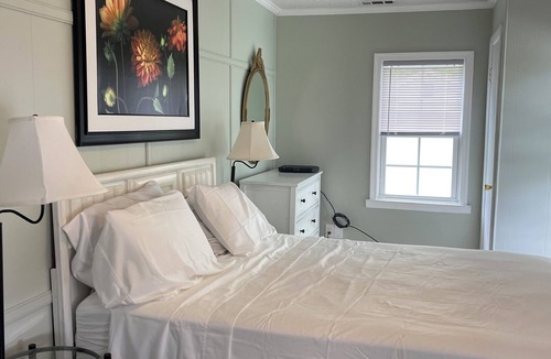 Rock Point Cottage | Charming 2-bedroom cottage in wonderful Newburg with WiFi, AC