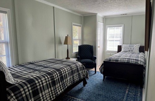 Rock Point Cottage | Charming 2-bedroom cottage in wonderful Newburg with WiFi, AC