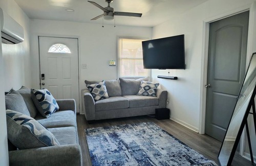 Mosby House | Charming 2-bedroom estate in serene Richmond with AC