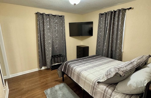 Portsmouth House | Charming 2-bedroom house in fabulous Portsmouth with WiFi, AC