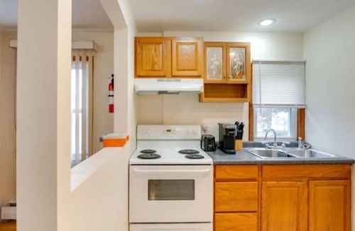 West Haven House | Charming 2-bedroom house in delightful West Haven with WiFi, AC, TVs, bedding