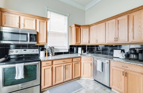 Fan District House | Charming 2-bedroom house with WiFi, AC, & Patio in the heart of Richmond!