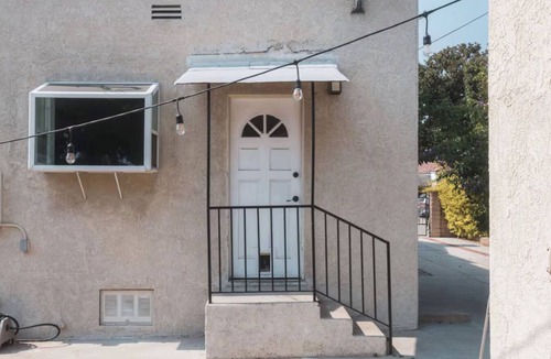 Burbank House | Charming 2-bedroom house in delightful Burbank with WiFi, AC