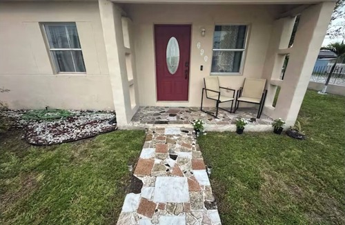 Hialeah House | Charming 2-bedroom house in Hialeah with WiFi and AC