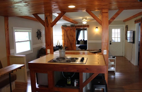 Verona Beach Cottage | Charming 2-bedroom Lake Cottage