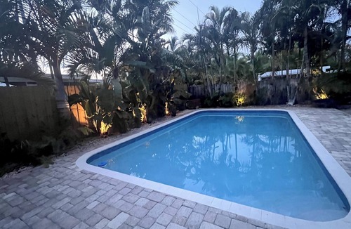 Poinsettia Heights Villa | Charming 2B Villa with Pool 5m Beach DTFTL