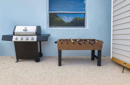 Riverside Park Apartment | Charming 2BR Apt Getaway w/Patio, BBQ + Parking