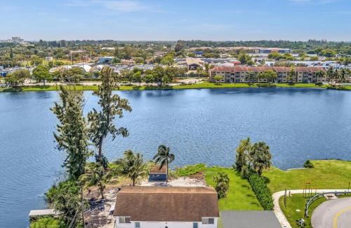 Davie House | Charming 2BR Lakefront Cottage in Davie near Beach