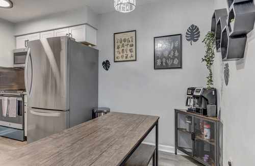 Bayview Condo | Charming 2BR Norfolk Home 2 blocks from Beach