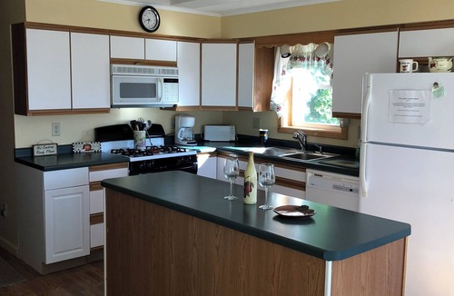 Fishers Landing House | Charming 3-bedroom house with WiFi and AC in delightful Fishers Landing