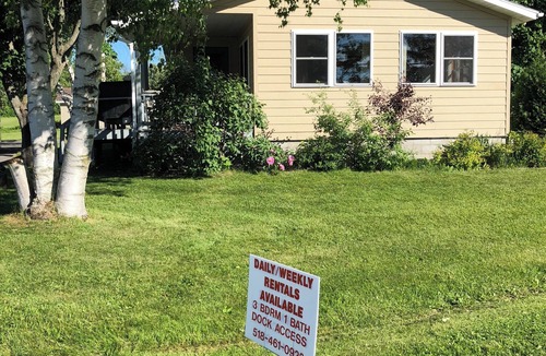 Fishers Landing House | Charming 3-bedroom house with WiFi and AC in delightful Fishers Landing