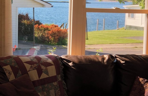 Fishers Landing House | Charming 3-bedroom house with WiFi and AC in delightful Fishers Landing