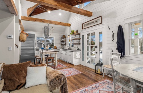 Schuylerville House | Charming 3-bedroom farmhouse water-front near Saratoga Springs