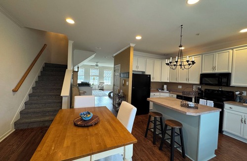 Long Neck House | Charming 3-bedroom 3.5 bath townhome w/seasonal pool