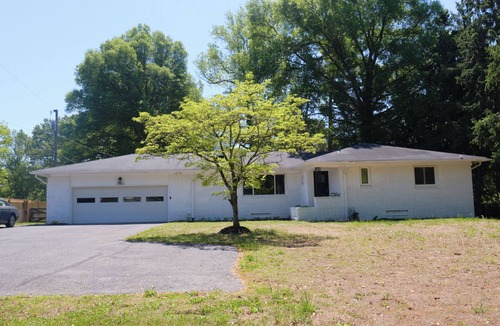 Bowie House | Charming 3 bedroom. 6 bed house, Peaceful, overlooking nature, Great for groups!