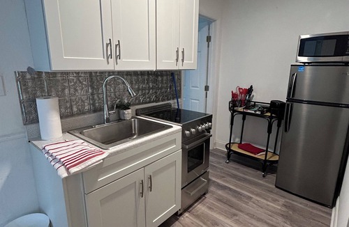 Highland Garden Apartment | Charming 3-bedroom apartment in beautiful Hollywood with Hot Tub