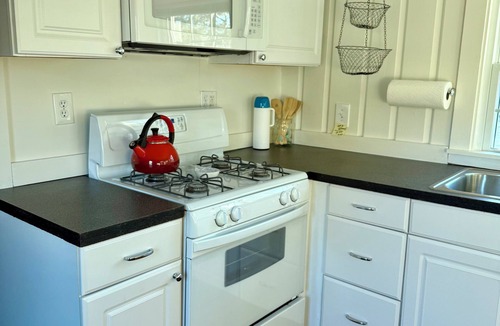 South Yarmouth Cottage | Charming 3-bedroom cottage in Yarmouth 4min walk to the beach