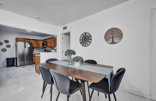 Parkside Apartment | Charming 3 bedroom getaway house in Hollywood
