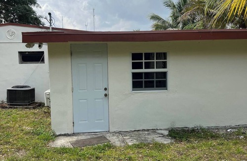 West Park House | Charming 3-bedroom house in lovely West Park with WiFi, AC, big backyard, tv