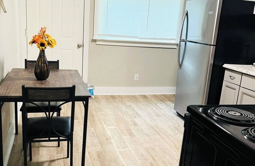 Olde Huntersville House | Charming 3-bedroom house with WiFi and AC in Norfolk