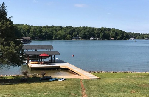 Felton House | Charming 3-bedroom house with lakefront view and AC in Felton