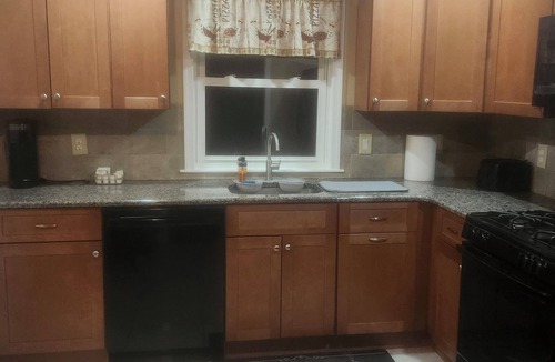 Lansdowne House | Charming 3-bedroom townhome with AC in Lansdowne