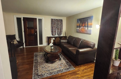 Lansdowne House | Charming 3-bedroom townhome with AC in Lansdowne