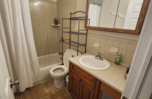 Lansdowne House | Charming 3-bedroom townhome with AC in Lansdowne