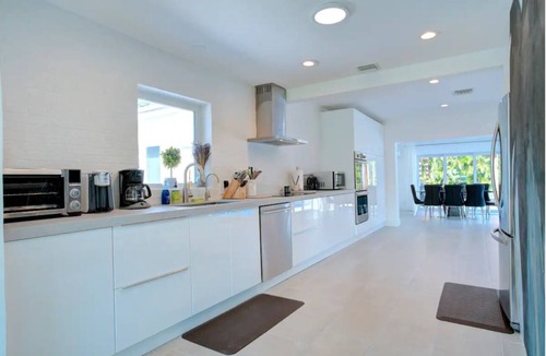 Central Business District House | Charming 3-bedroom bungalow with Heated pool in Oakland Park/Fort Lauderdale.