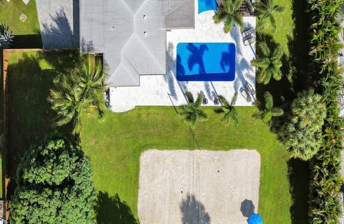 Central Business District House | Charming 3-bedroom bungalow with Heated pool in Oakland Park/Fort Lauderdale.